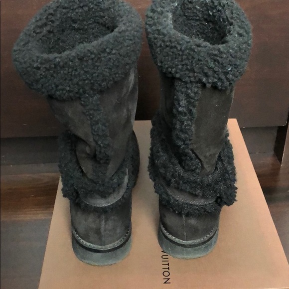 LOUIS VUITTON AUTHENTIC SNOWY FLAT BOOTS. - Picture 5 of 8